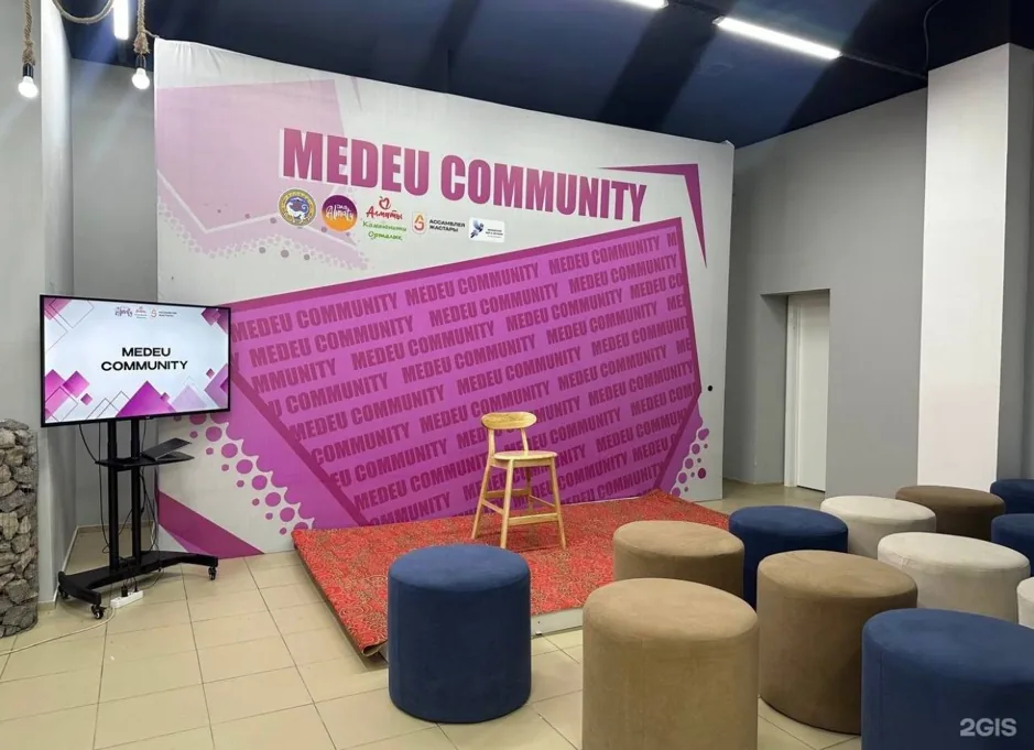Первый зал КЦ Медеу: посадочные места, телевизор и маркерная доска